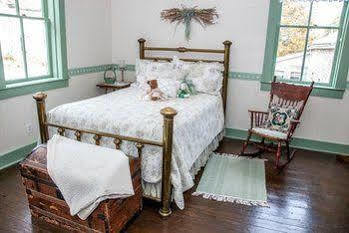 Corner George Inn Bed & Breakfast (Adults Only) Maeystown Exterior photo