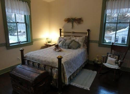 Corner George Inn Bed & Breakfast (Adults Only) Maeystown Exterior photo